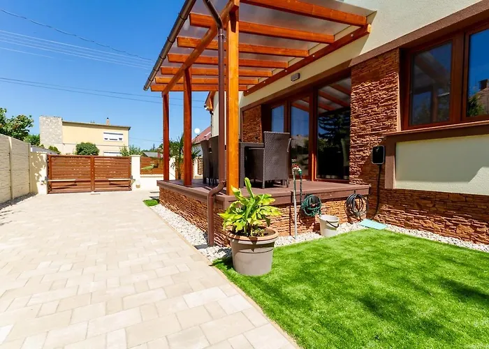 Bolyai 3br Ac Parking Grf Lägenhet